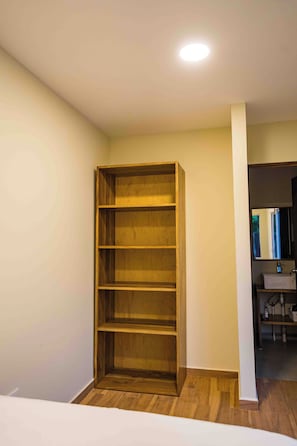 Quarto básico, 1 cama Queen, vista para o pátio | 1 quarto, roupas de cama antialérgicas, camas com colchões pillow-top