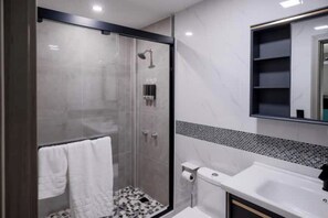 Hair dryer, towels, shampoo, toilet paper - LeLuxe Cedar Valley Suite B
 (St John)