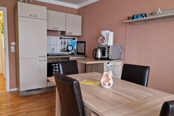 Kühlschrank, Mikrowelle, Herdplatte, Wasserkocher mit Kaffee-/Teezubehör