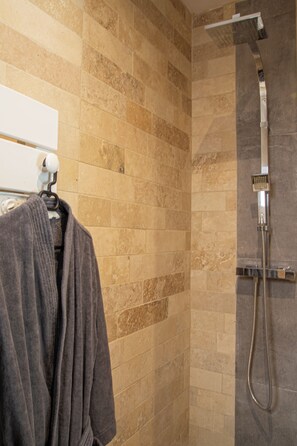 Shower, hair dryer, towels, soap - Maison Loutina, Villa 5-10 min à Pied du Centre (L'Isle-sur-la-Sorgue)