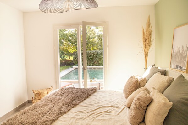 3 chambres, fer et planche à repasser, Wi-Fi, draps fournis