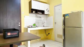 Apartamento luxo | Cozinha privada | Geladeira grande, cooktop, mesas de jantar