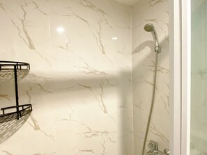 Studio Deluks | Kamar mandi | Shower dan handuk