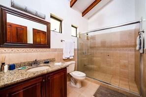 Douche, sèche-cheveux, serviettes fournies, savon