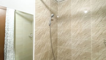 Deluxe studio | Badkamer | Een douche, handdoeken