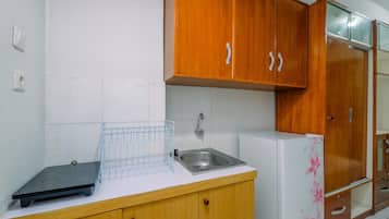 Deluxe Studio | Private kitchen | Fridge, stovetop