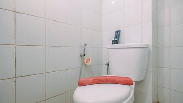 Deluxe Studio | Bathroom | Shower, towels