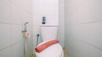Deluxe-Studio | Badezimmer | Dusche, Handtücher
