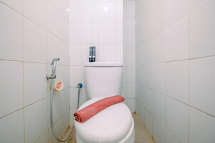 Deluxe Studio | Bathroom | Shower, towels