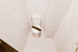 Deluxe Studio | Bathroom - Restful And Warm Studio Serpong Garden Apartment (Cisauk)