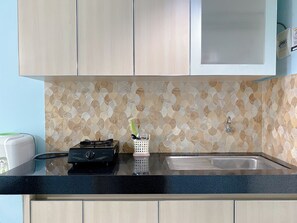 Deluxe Studio | Private kitchen | Mini-fridge, stovetop - Minimalist Studio Grand Sentraland Karawang Apartment (Karawang)