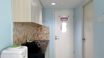 Deluxe Studio | Private kitchen | Mini-fridge, stovetop
