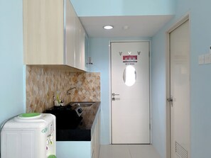 Deluxe Studio | Private kitchen | Mini-fridge, stovetop - Minimalist Studio Grand Sentraland Karawang Apartment (Karawang)