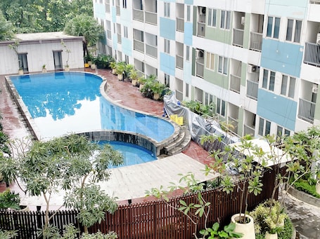 Una piscina al aire libre