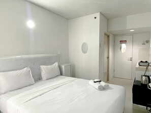 Deluxe Studio | Desk - Cozy Living Studio Grand Sentraland Karawang Apartment (Karawang)