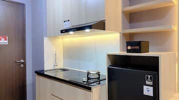 Deluxe Studio | Private kitchen | Fridge, stovetop