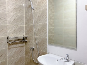 Estudio Deluxe | Baño | Regadera y toallas 