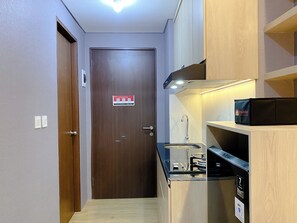 Private kitchen - Serene And Tidy Studio Apartment Transpark Juanda Bekasi Timur (Bekasi)