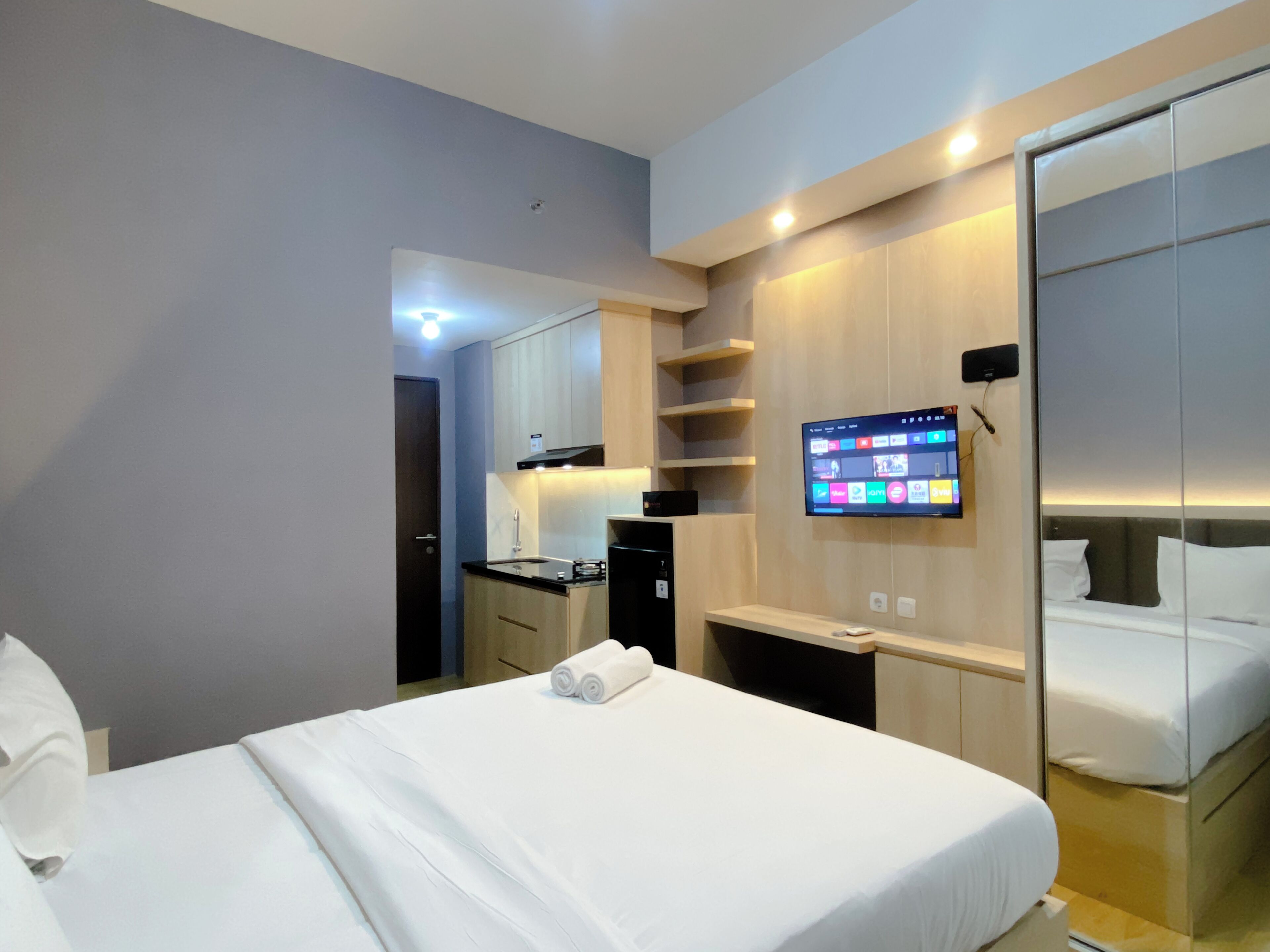 Deluxe Studio | Desk, free WiFi