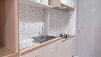 Deluxe Studio | Private kitchen | Mini-fridge, stovetop