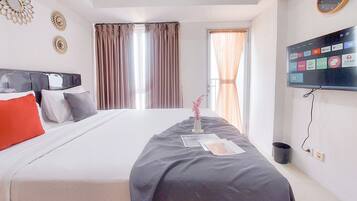 Deluxe Studio | Desk