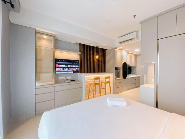 Desk, free WiFi - Comfort Living Studio At Patraland Amarta Apartment (Ngaglik)