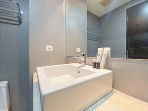 Bathroom - Comfort Living Studio At Patraland Amarta Apartment (Ngaglik)