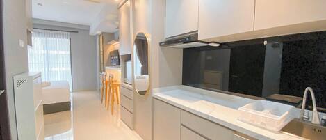 Deluxe-studio | Yksityinen keittiö | Minijääkaappi, liesi