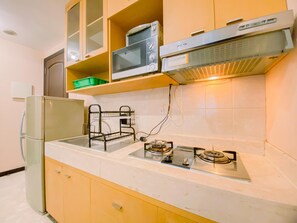 Apartamento Deluxe | Cocina privada | Frigorífico grande, microondas, placa de cocina y mesa de comedor