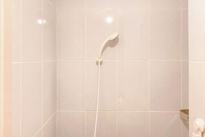 Deluxe Studio | Bathroom | Shower, towels