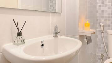 Deluxe Studio | Bathroom | Shower, towels