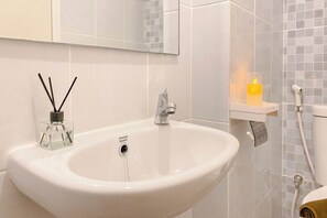 Deluxe-Studio | Badezimmer | Dusche, Handtücher