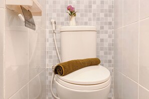 Deluxe Studio | Bathroom - Simply And Enjoy Living Studio At Tokyo Riverside Pik 2 Apartment (Teluknaga)