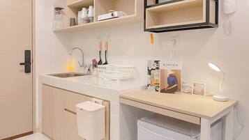 Deluxe-studiolejlighed | Privat køkken | Minikøleskab, kogeplade