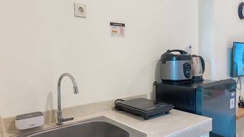 Deluxe Studio | Private kitchen | Fridge, stovetop