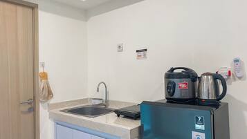 Deluxe Studio | Private kitchen | Fridge, stovetop