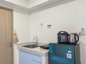 Estudio Deluxe | Cocina privada | Frigorífico y placa de cocina