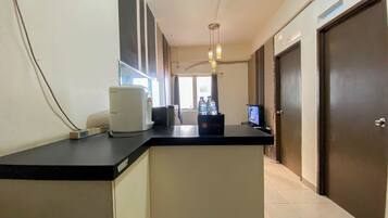 Deluxe Apartment | Private kitchen | Fridge, stovetop, dining tables, kitchen islands
