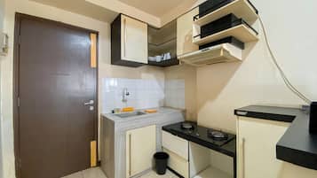 Appartamento Deluxe | Cucina privata | Frigorifero, piano cottura, tavolo da pranzo, isola per cucina