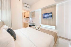 Deluxe Studio | Desk - Simply Studio Apartment At Tokyo Riverside Pik 2 (Teluknaga)