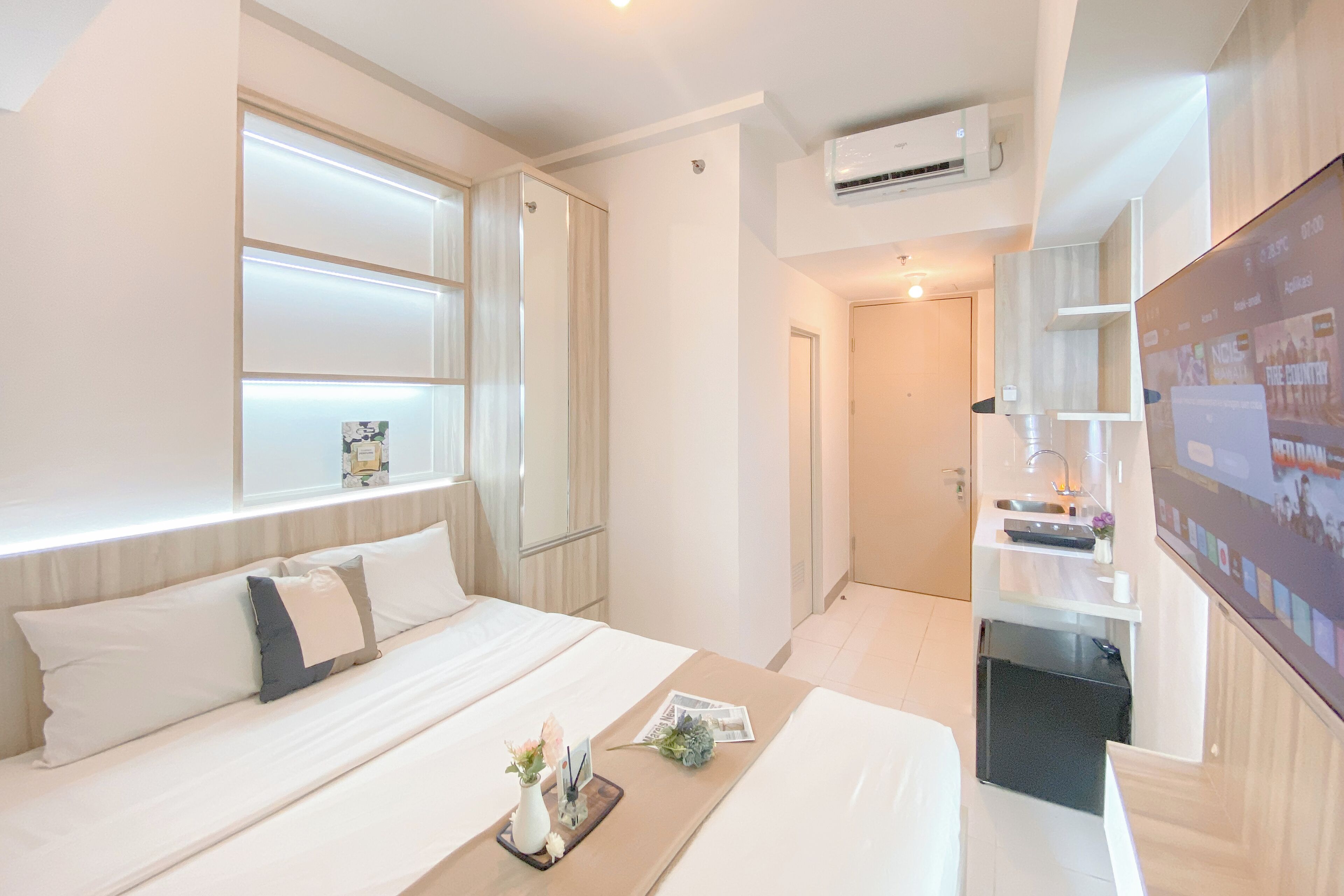 Deluxe Studio | Meja