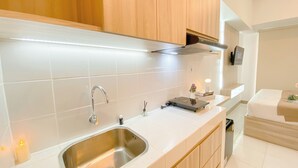 Deluxe Studio | Dapur peribadi | Peti sejuk mini, dapur, cerek elektrik