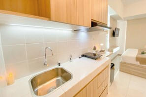 Mini-fridge, stovetop, electric kettle - Simply Studio Apartment At Tokyo Riverside Pik 2 (Teluknaga)