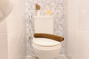 Shower, towels - Simply Studio Apartment At Tokyo Riverside Pik 2 (Teluknaga)