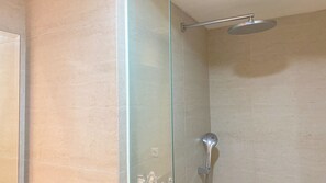 Estudio Deluxe | Baño | Regadera y toallas 