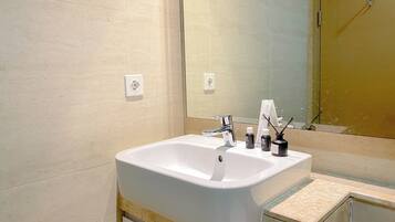 Deluxe Studio | Bathroom | Shower, towels