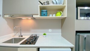 Een moderne keuken met een gasfornuis, een roestvrijstalen spoelbak en een inbouwoven.