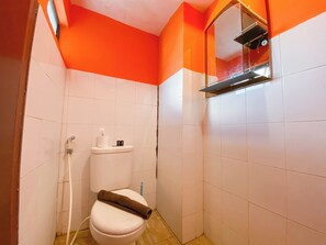 Deluxe-Apartment | Badezimmer | Dusche, Handtücher