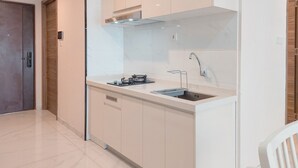 Eine moderne Küche mit integriertem Spülbecken, Edelstahlarmatur und kompaktem Herd.