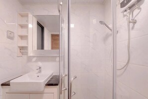 Deluxe Apartment | Bathroom | Shower, towels - Good Place And Spacious 3Br Sky House Bsd Apartment (Pagedangan)
